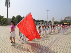 大手牵小手 幸福向前走